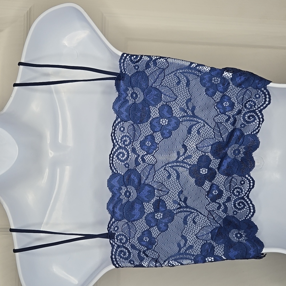 Elegant Lace Bralette in Navy Blue - Picture 2 of 3